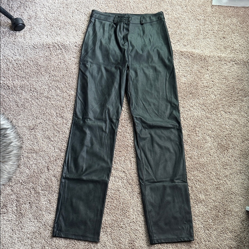 Boohoo Women’s Black Faux Leather Pants Size 6